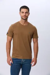 Remera lisa de manga corta y cuello redondo, color gris oscuro, de calce cómodo con pequeño logo bordado en el pecho.