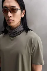 Camiseta de entrenamiento regular fit color beige, confeccionada en combinación de tejidos técnicos ligeros y elásticos con tecnología Quick Dry nivel 2. Presenta cuello redondo, manga corta, acabados con costuras planas y termofijadas, y detalle de logo estampado en el bajo.