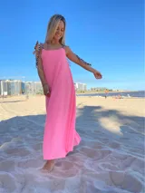 Vestido largo fucsia con breteles finos con estampado animal print.