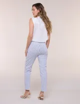 Pantalón elastizado de tiro alto estilo pull-on, marca Zac & Rachel. Modelo de corte cigarrete de silueta ajustada con diseño a rayas en color blanco y azul. Pretina ancha elastizada sin cierres ni botones, con diseño de línea limpia sin bolsillos.