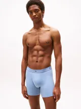 Pack de tres bóxer briefs de la marca Tommy Hilfiger, confeccionados en tejido elástico y transpirable. Presentan un diseño ajustado con cintura elástica distintiva que incluye el logo y el nombre de la marca grabado.