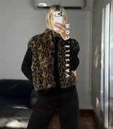 Chaleco de peluche con estampado animal print, diseño sin mangas, cierre frontal y cuello alto.
