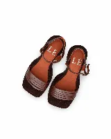 Sandalias de taco cuadrado y puntera cuadrada, con tiras delanteras múltiples y tira ajustable al tobillo con hebilla metálica.