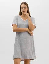 Camisón corto gris melange de corte recto y textura acanalada, con mangas cortas, escote en V y detalles de ribetes rosados en cuello y puños.