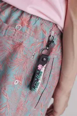 Short de baño Berto, con diseño estampado de hojas en tonos rosados y celestes, cintura elástica con cordón ajustable.
