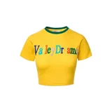 Baby tee de corte ajustado y estilo cropped, color amarillo con cuello redondo en contraste verde. Presenta un bordado frontal con la frase 'Valley Dreams' en letras multicolores.