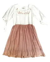 Vestido a la rodilla blanco y rosado, con bordado floral en el escote, mangas 3/4 con lazo y falda fruncida.