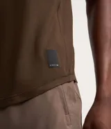 Musculosa deportiva masculina de corte regular, con cuello redondo y etiqueta pequeña en el bajo. Confeccionada en tejido técnico transpirable con costuras visibles.