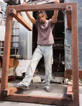 Championes urbanos Coolway modelo Goal, color gris con detalles en marrón y celeste. Confeccionados en serraje y piel, con cordones blancos y suela de goma marrón.