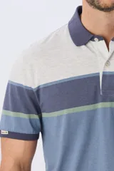 Remera polo de manga corta con diseño de franjas horizontales en tonos azul, beige, marrón y celeste. Cuenta con cuello camisero, cierre frontal de dos botones y pequeño logo bordado en el pecho.