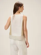 Top de lino sin mangas, con diseño color-block que combina paneles en beige al frente, negro en los laterales y marrón en la parte inferior.