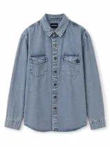 Sobrecamisa de denim con lavado desgastado, manga larga, cuello clásico y cierre frontal con botones metálicos a presión. Cuenta con dos bolsillos frontales con solapa y cierre de botón.