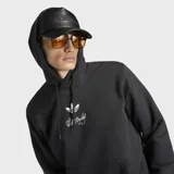 Buzo con capucha Adidas de la colección Bob Marley, color negro, confeccionado en tela fleece. Presenta el logo del Trifolio bordado en el pecho junto a una firma, y un parche gráfico rectangular en la parte inferior frontal. Posee capucha con cordón de ajuste, bolsillo tipo canguro y puños y ruedo acanalados.