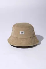 Gorro tipo bucket de gabardina en color tostado, con costuras pespunteadas en el ala y etiqueta frontal con la marca VCP.