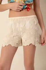 Short color crema con cintura elastizada y bordados florales.