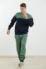 Sweater deportivo de hombre con escote redondo, diseño colorblock con la parte superior en gris claro y el cuerpo y mangas en negro. Presenta puños y cintura elastizados.