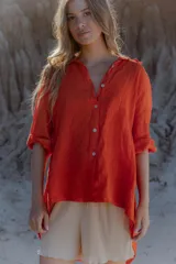 Camisa color naranja de lino 100%, de corte holgado y mangas 3/4.