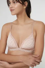 Soutien tipo bralette color nude con estampado de cebra en tonos beige. Confeccionado en microfibra gloss, cuenta con copas sin aro y escote decorado con puntilla. Tiene cierre en la espalda con broche de 4 posiciones y breteles ajustables.
