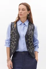 Chaleco negro con bordado estilo western en color crema, con botones al frente.