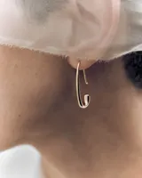 Aros Eira Pdpaola de diseño abierto y alargado con forma orgánica y acabado dorado.