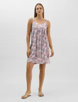 Camisón corto de tejido soft, sin mangas, con escote redondo, aplique de botones y detalle plisado en el frente. Estampado floral en tonos rosados y grises.