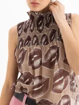 Top sin mangas de algodón y seda con estampado de labios, cuello alto fruncido tipo smock y diseño holgado.