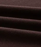 Blusa marrón de manga larga con cuello redondo y diseño acanalado en tejido de rib, de corte cómodo y versátil.