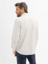 Camisa de manga larga con estampado de cuadros vichy en tonos celestes y blancos, con cuello abotonado.