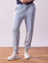Pantalón de jogging celeste con pretina ancha elastizada acanalada, bolsillos delanteros y puños elastizados en los tobillos.