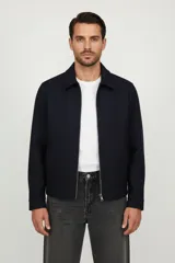 Campera azul marino de manga larga, con cuello camisero y cierre frontal.