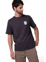 Remera de manga corta y cuello redondo, color gris oscuro, con estampado gráfico pequeño en el pecho y logo de la marca en el dobladillo.
