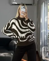 Sweater de tejido de punto con diseño de ondas en color marrón y crema, de cuello redondo y manga larga.