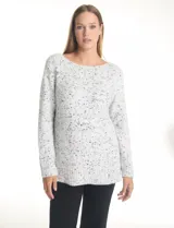 Buzo de chenille con textura jaspeada, cuello bote y manga larga. Presenta un diseño de tejido acanalado con aberturas laterales en el ruedo.