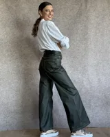 Pantalón de jean estilo wide leg con costuras verticales frontales, tiro alto y bolsillos laterales.