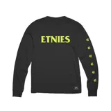 Remera negra de manga larga con logo de la marca Etnies estampado en amarillo en el pecho y logos repetidos en la manga.