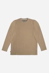 Remera de manga larga en color beige con textura micro y gráfica frontal en relieve. Presenta un corte regular y cuello redondo.
