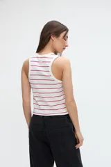 Musculosa de rib color blanco con rayas horizontales rojas, cuello redondo y media cartera con botones en el frente.