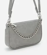 Cartera tipo baguette color gris, confeccionada en poliuretano con acabado mate. Presenta un diseño minimalista con cierre superior por cremallera, una cadena decorativa plateada en el frente y una correa larga ajustable y desmontable.