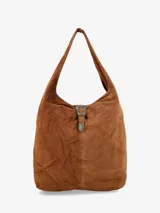 Cartera tipo hobo de diseño amplio y estructura flexible, confeccionada en gamuza color marrón con acabado desgastado. Cuenta con un asa única para llevar al hombro y un cierre frontal con detalle de hebilla metálica decorativa.