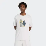 Remera de algodón color gris melange con cuello redondo y manga corta. Presenta un estampado frontal con dos figuras humanas vestidas con abrigos y bufandas en tonos amarillo, azul marino y gris.