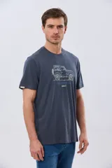 Remera Legacy de manga corta y cuello redondo, color azul melange, con estampa frontal y detalles bordados de un vehículo todoterreno acompañados por el texto "The Adventure Club".