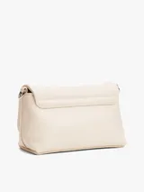Cartera compacta Tommy Jeans de color blanco marfil con acabado liso, cierre de solapa magnética y detalle de parche metálico con logo en la parte delantera. Cuenta con una correa tejida ajustable y extraíble, compartimento principal y bolsillo interior con cremallera.