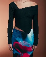 Top negro asimétrico de manga larga confeccionado en algodón.