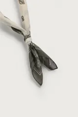 Bandana de algodón color beige con estampado geométrico en tonos oscuros y diseño central con la inscripción "Original Range Supply".