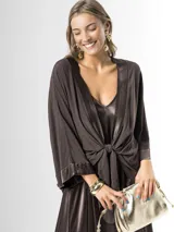 Kimono confeccionado en tejido liviano color marrón chocolate, con bordes satinados y mangas amplias. Puede usarse abierto o cerrado mediante un nudo al frente.