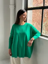 Sweater de punto color verde, con cuello redondo, mangas largas con puños acanalados y diseño holgado con detalle de costura vertical central.