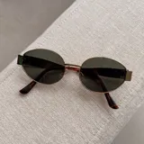 Lentes de sol con armazón metálico de diseño ovalado y filtro UV 400. Disponibles en diferentes tonos de cristales y marcos.