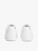 Zapatillas de cuero napa color blanco con diseño clásico de suela cupsole. Presentan cierre de cordones, forro de poliéster y logos de la marca Tommy Hilfiger en relieve metalizado en el lateral, la lengüeta y el talón.