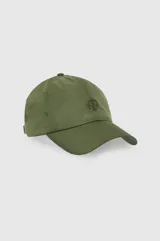 Gorra de nylon bordó con visera curva y logo bordado tono sobre tono en el frente.