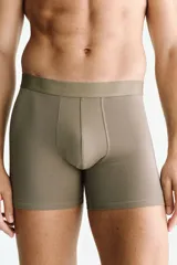 Pack de tres calzoncillos tipo trunk en punto elástico con costuras planas y cintura elástica, en colores negro, verde militar y tostado.